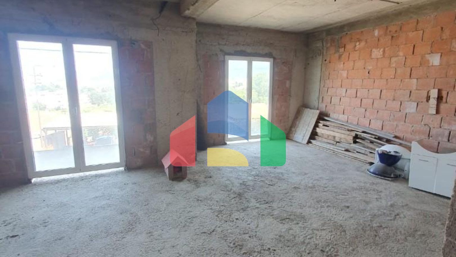 Трёхэтажный дом  в Баре