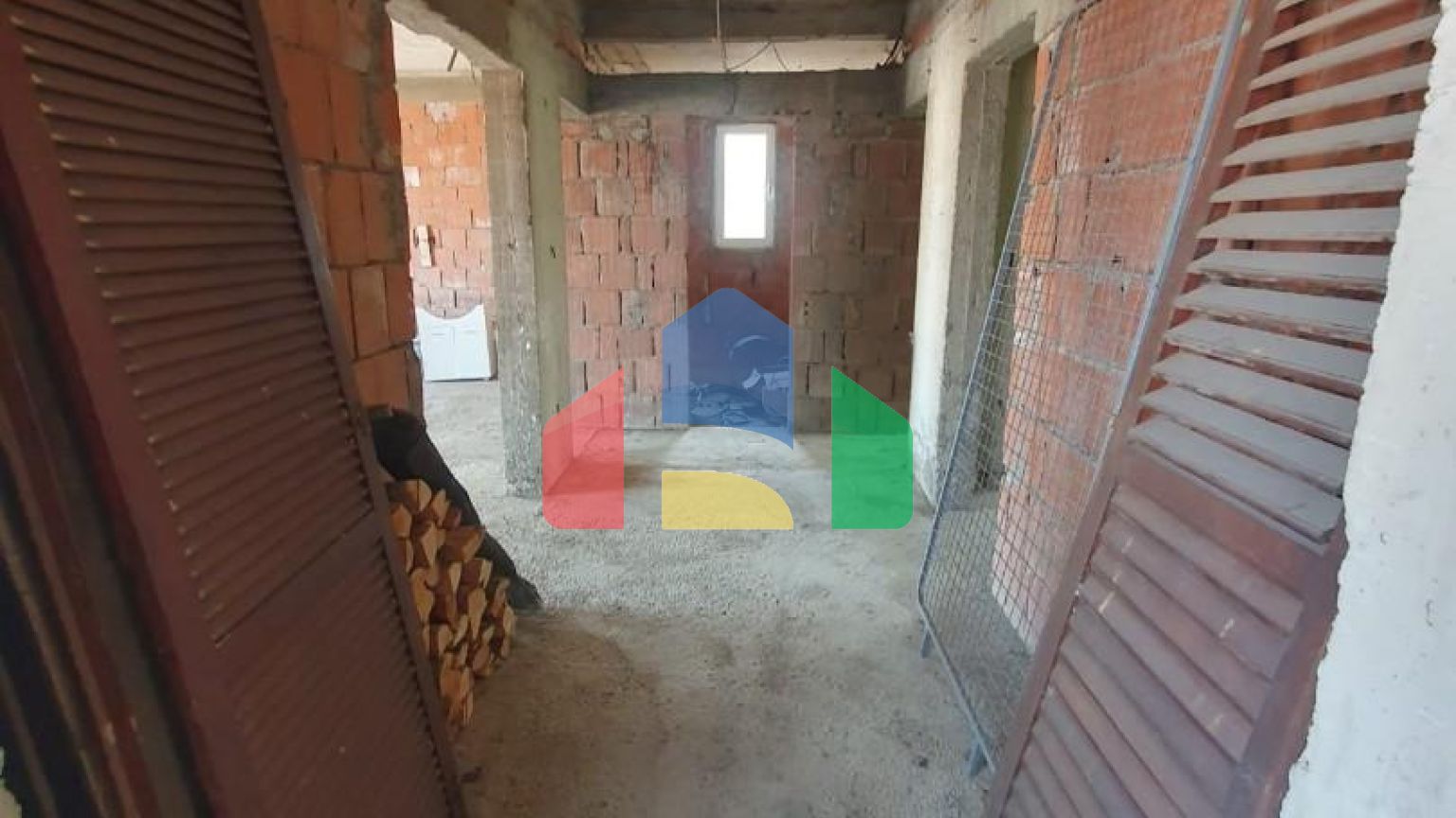 Трёхэтажный дом  в Баре