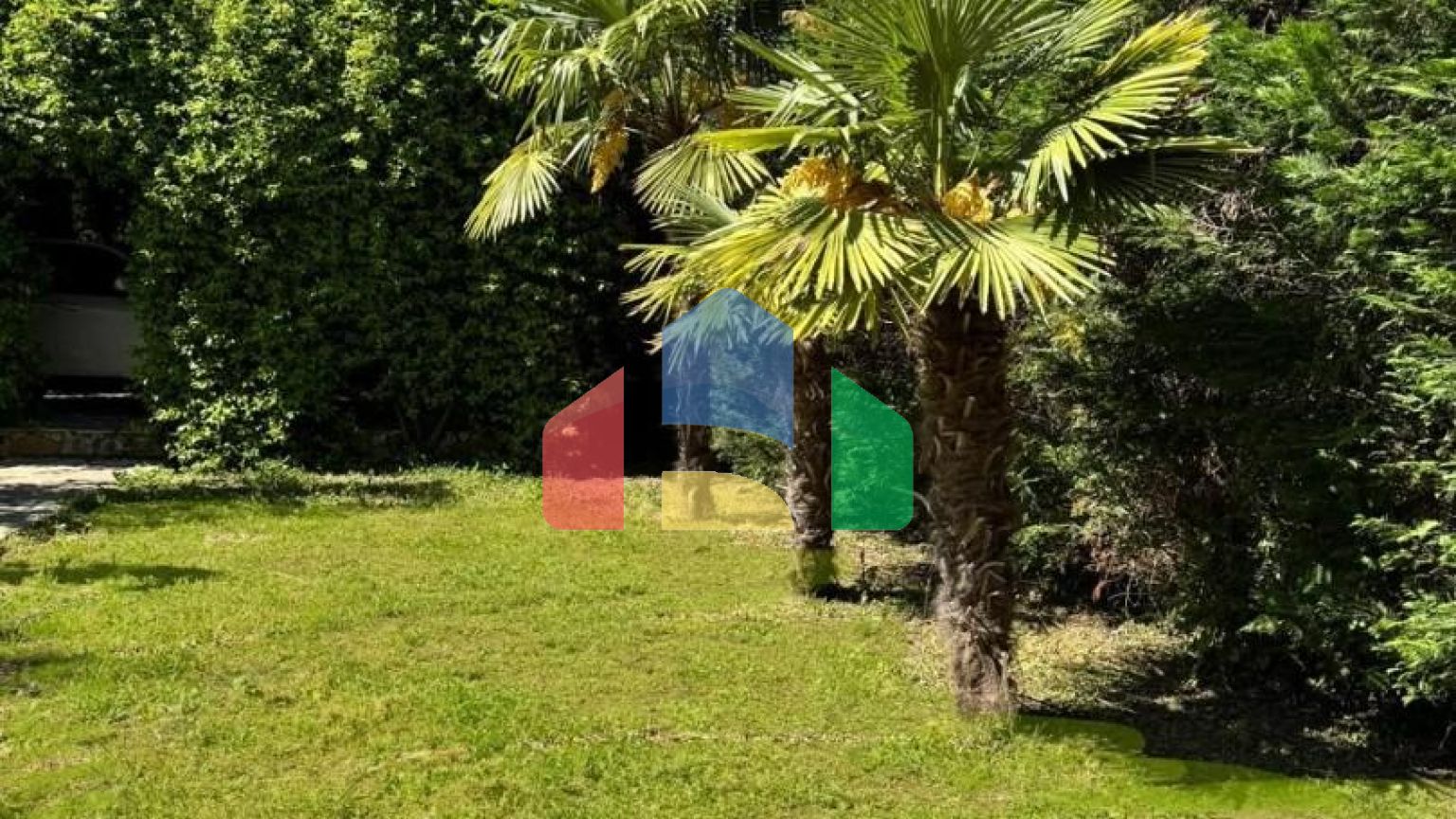 Продаётся трёхэтажный дом с бассейном  Бар, район Полье