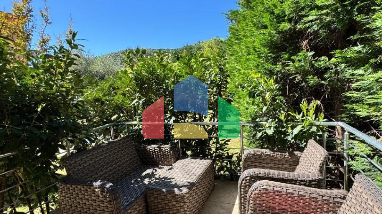 Продаётся трёхэтажный дом с бассейном  Бар, район Полье