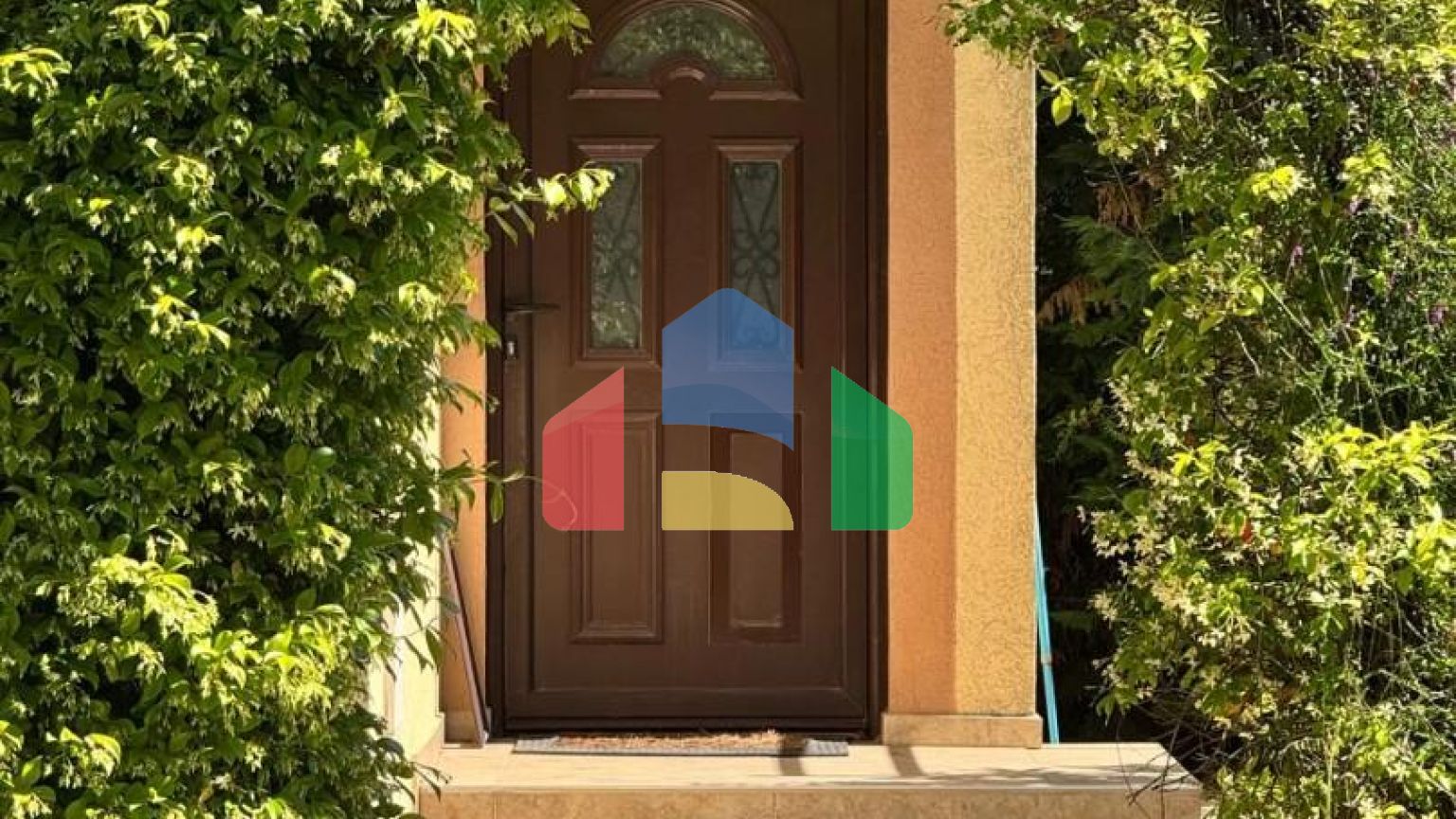 Продаётся трёхэтажный дом с бассейном  Бар, район Полье