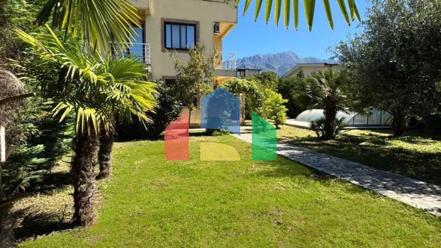 Продаётся трёхэтажный дом с бассейном  Бар, район Полье