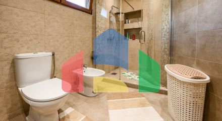 Мини отель с бассейном и видом на море в Баре