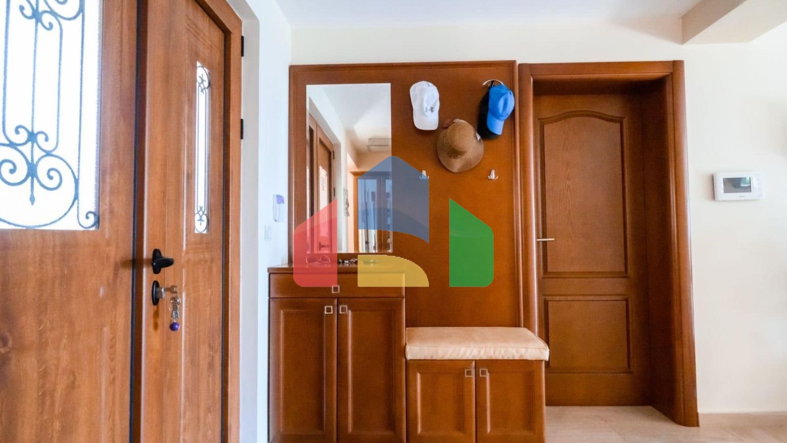 Мини отель с бассейном и видом на море в Баре