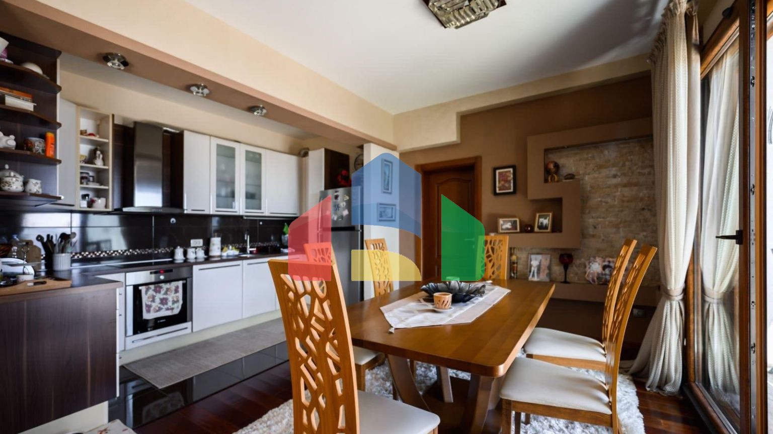 Мини отель с бассейном и видом на море в Баре