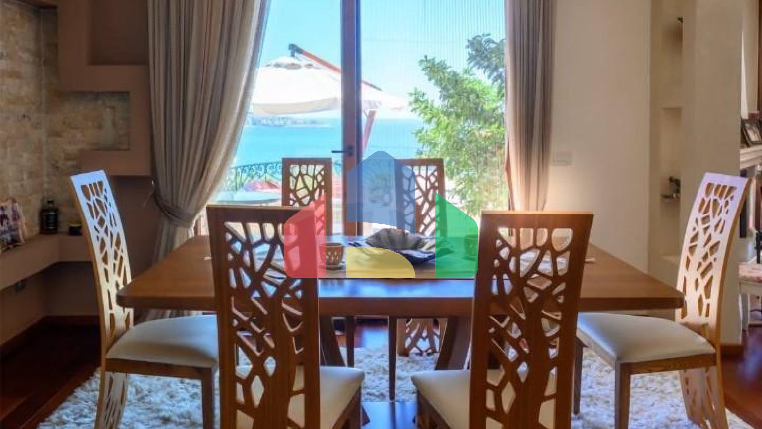 Мини отель с бассейном и видом на море в Баре