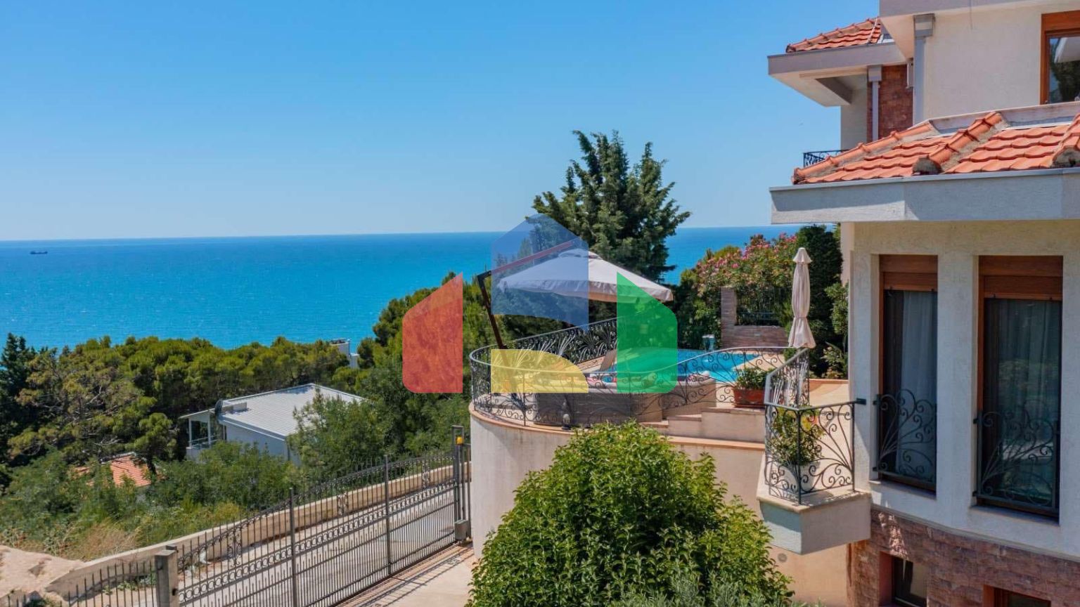 Мини отель с бассейном и видом на море в Баре