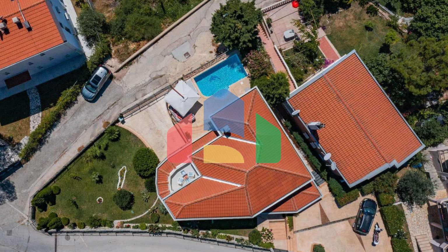 Мини отель с бассейном и видом на море в Баре