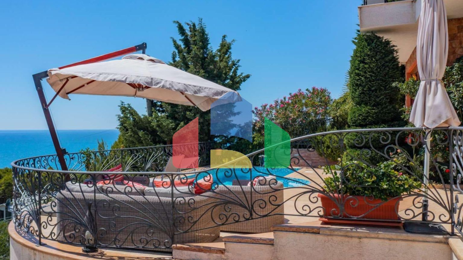 Мини отель с бассейном и видом на море в Баре