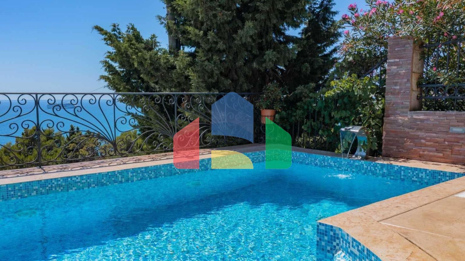 Мини отель с бассейном и видом на море в Баре