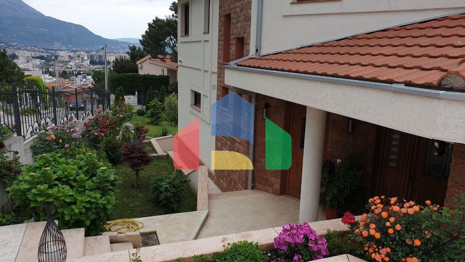 Мини отель с бассейном и видом на море в Баре