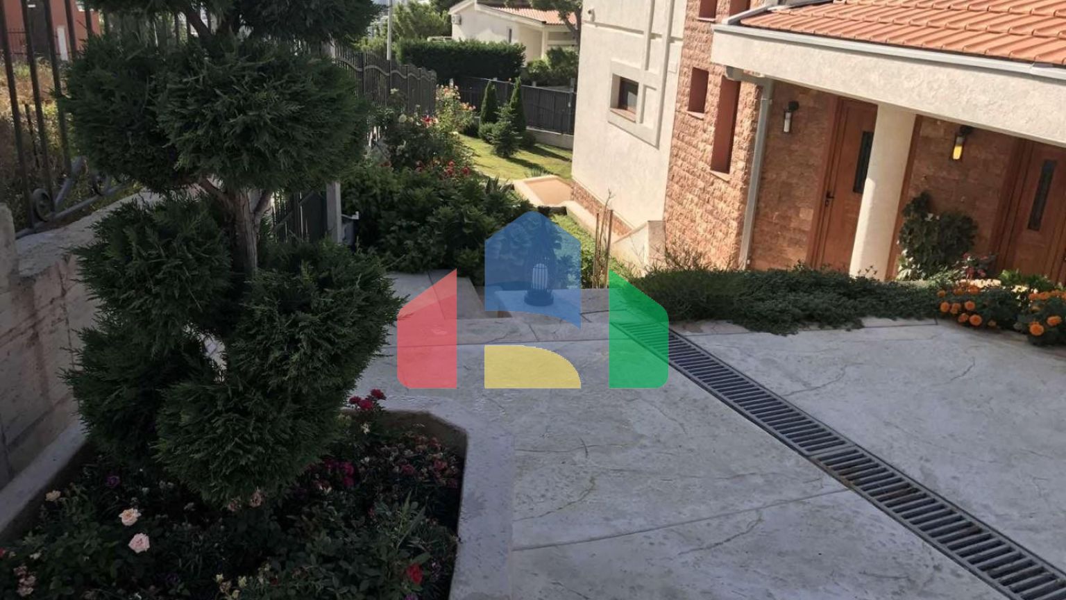 Мини отель с бассейном и видом на море в Баре