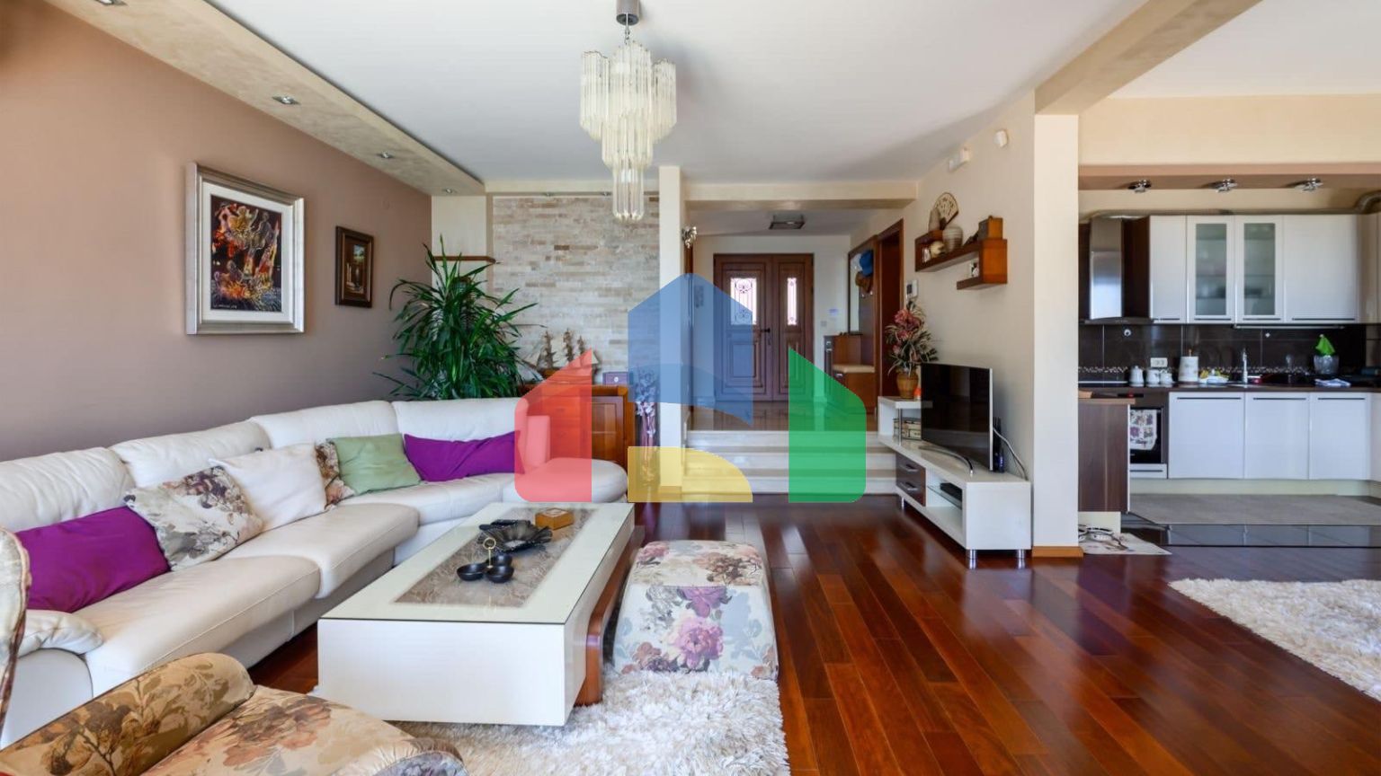 Мини отель с бассейном и видом на море в Баре