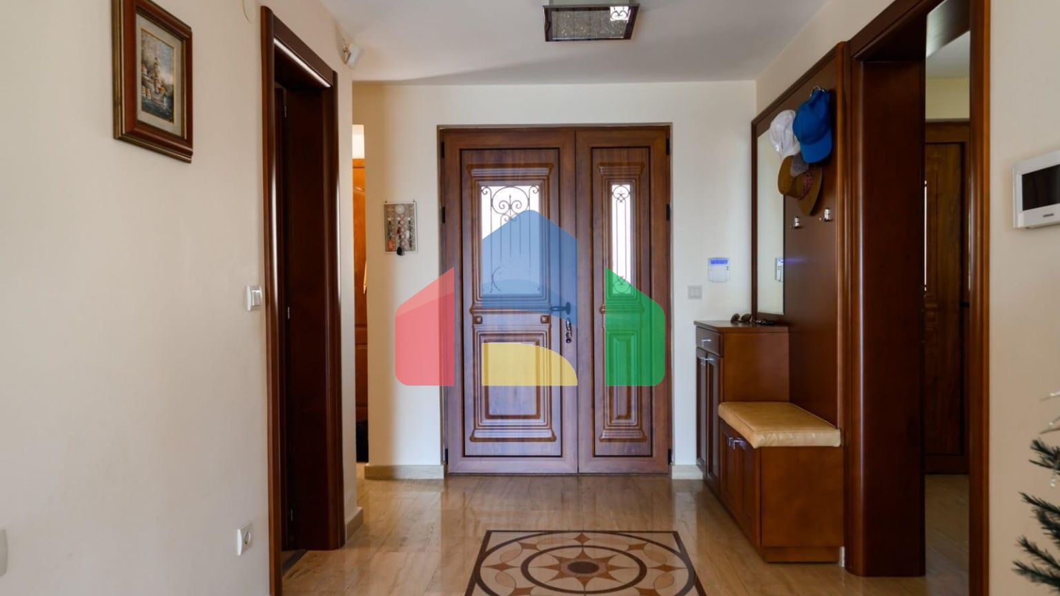 Мини отель с бассейном и видом на море в Баре