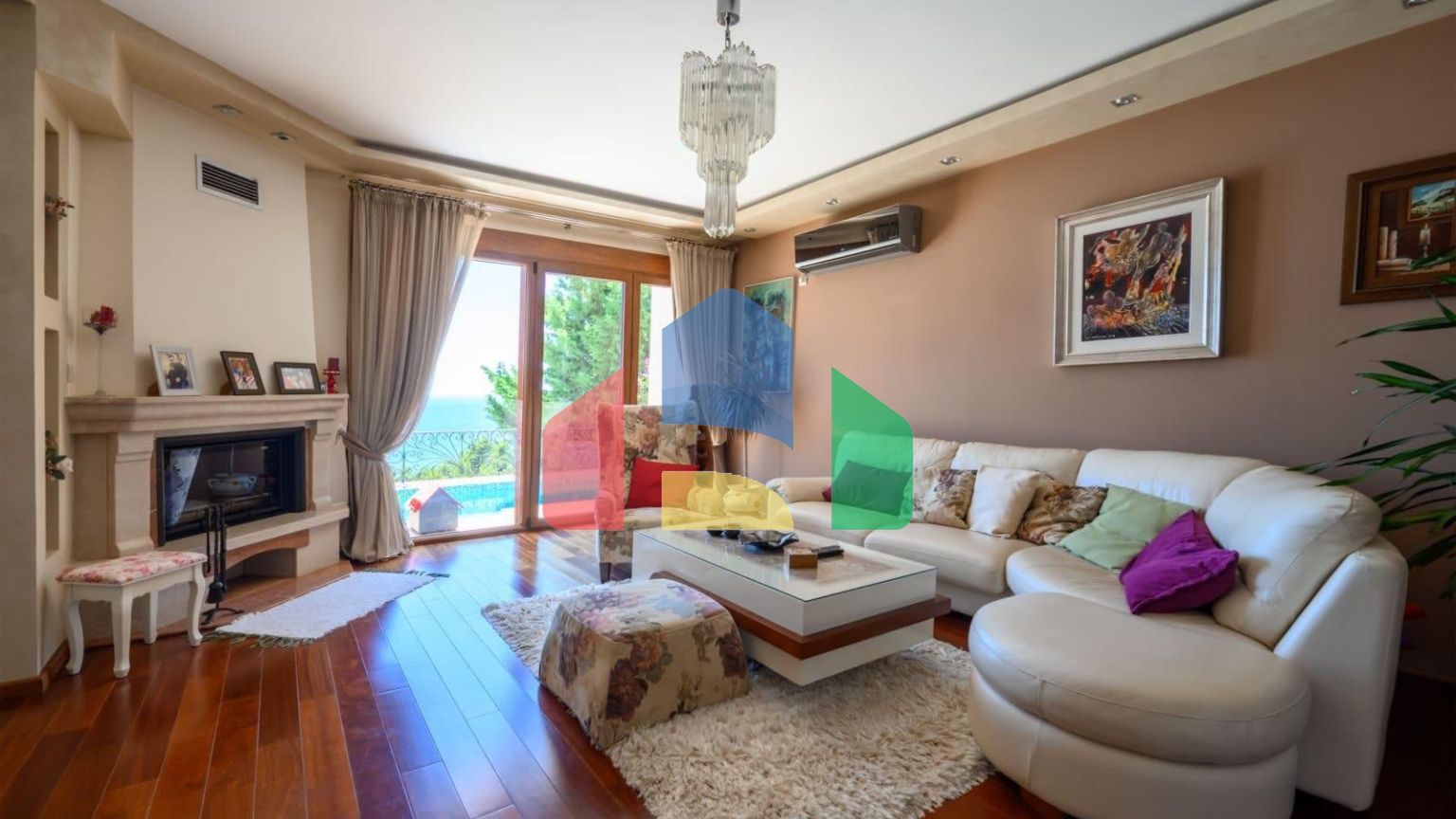 Мини отель с бассейном и видом на море в Баре