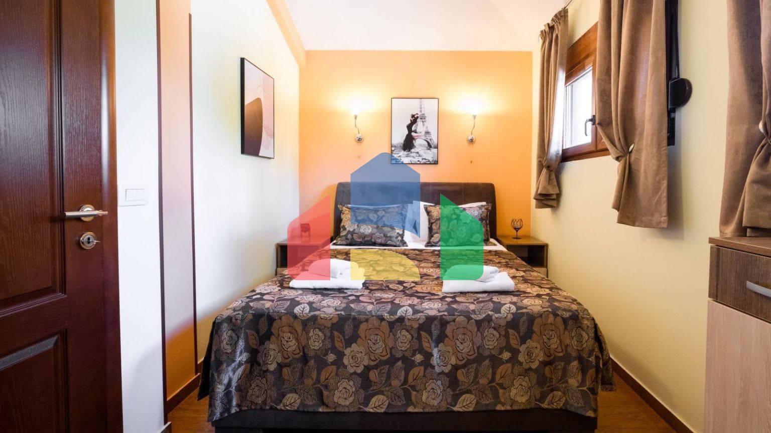 Мини отель с бассейном и видом на море в Баре