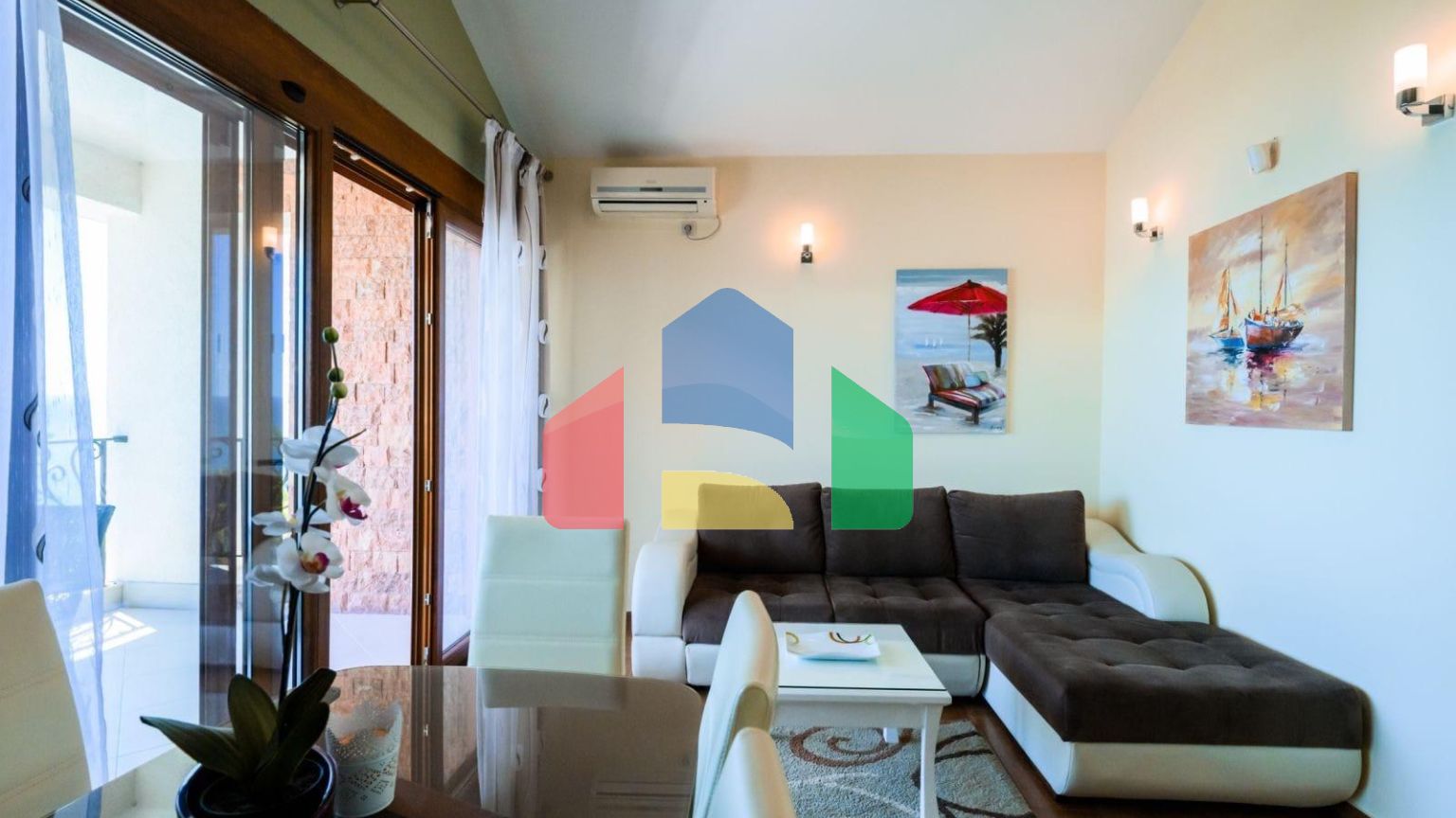 Мини отель с бассейном и видом на море в Баре