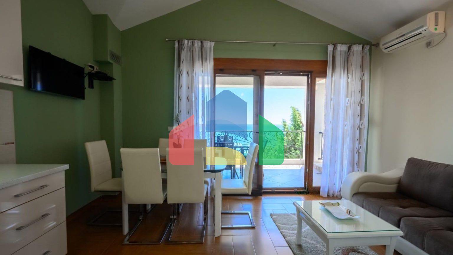 Мини отель с бассейном и видом на море в Баре