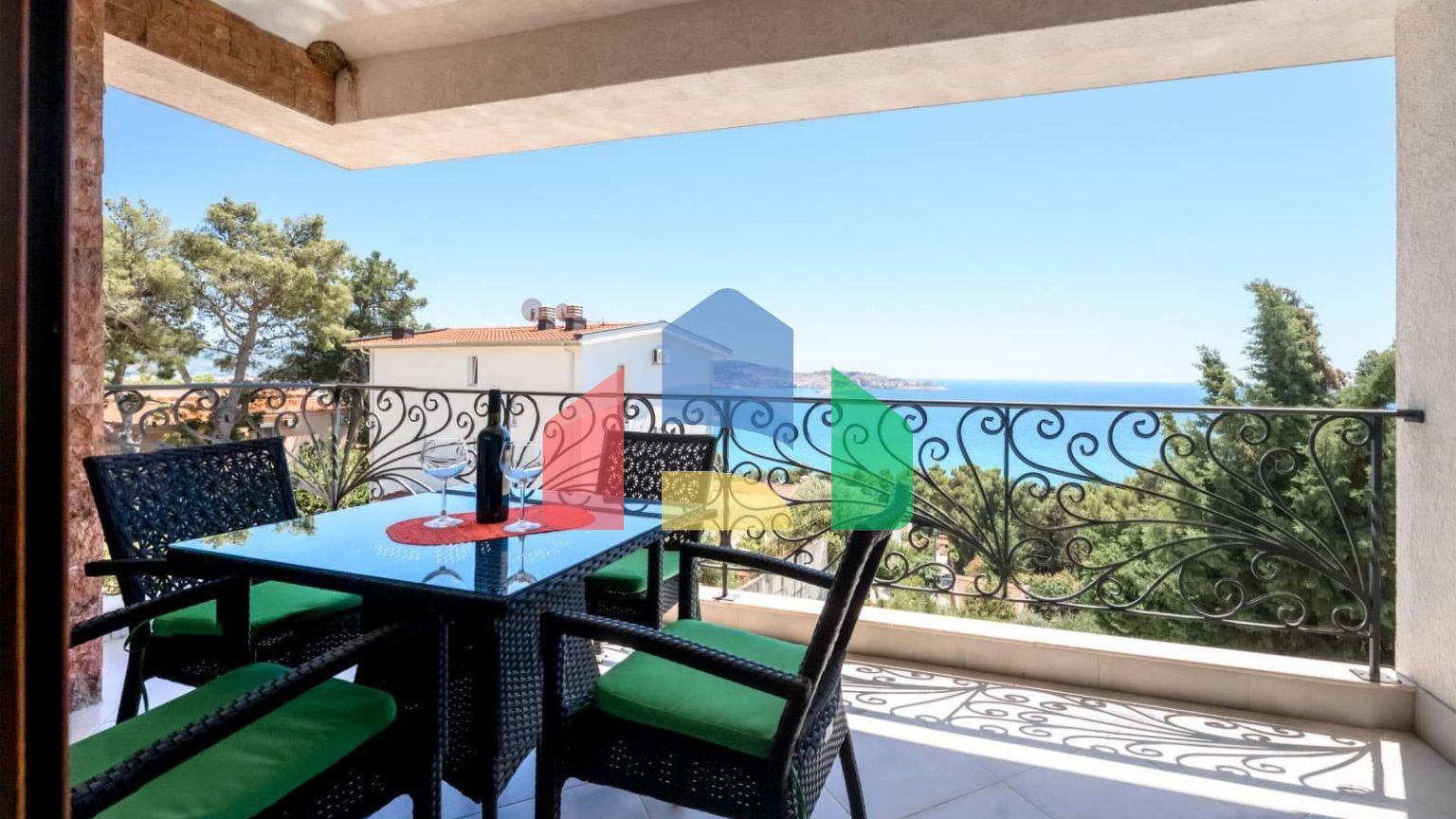 Мини отель с бассейном и видом на море в Баре