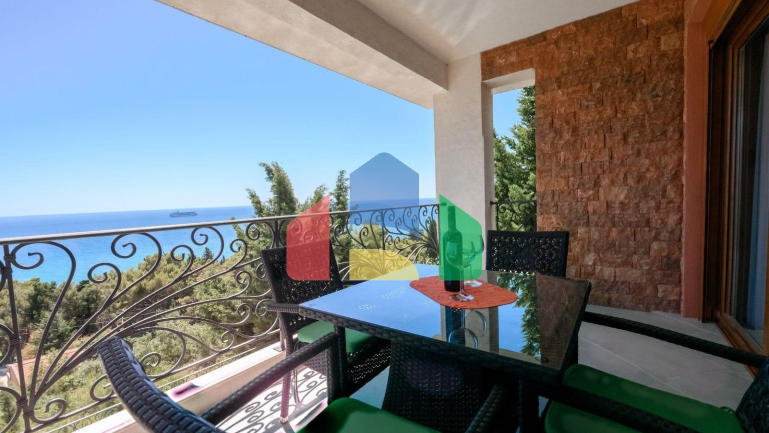 Мини отель с бассейном и видом на море в Баре