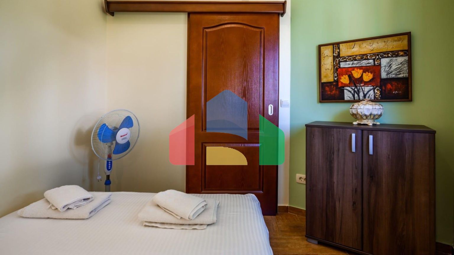 Мини отель с бассейном и видом на море в Баре