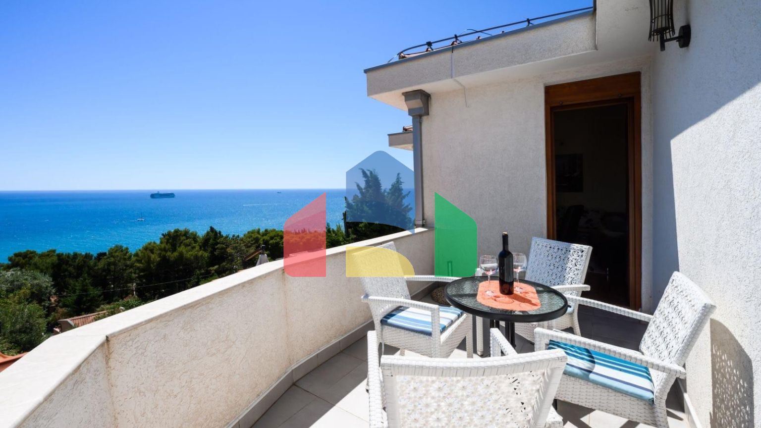 Мини отель с бассейном и видом на море в Баре