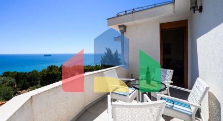 Мини отель с бассейном и видом на море в Баре