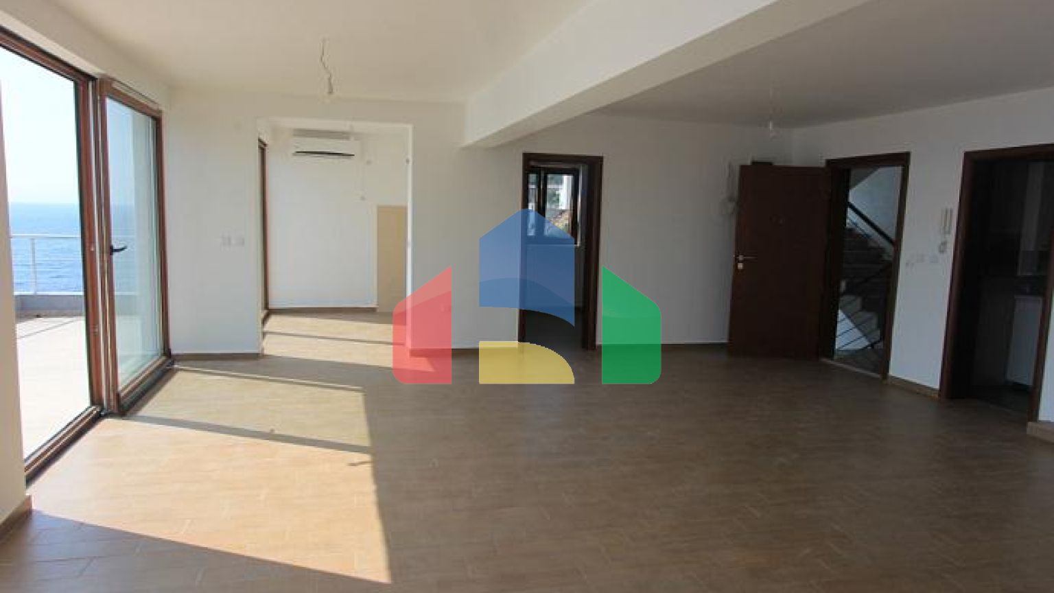 Квартиры в комплексе с бассейном и видом на море в Добра Вода