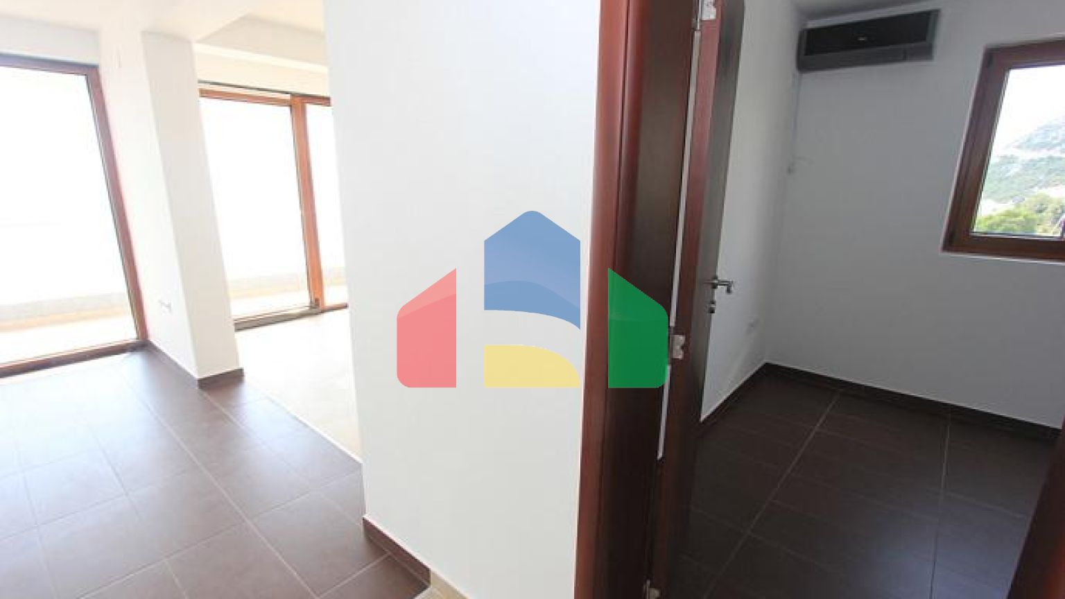 Квартиры в комплексе с бассейном и видом на море в Добра Вода