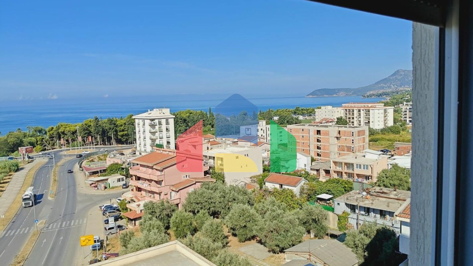 Квартира с 2 спальнями и видом на море и горы в Баре