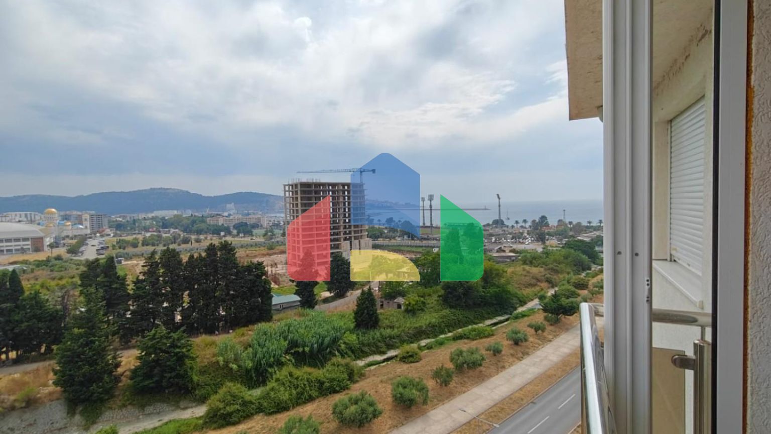 Квартира с 2 спальнями и видом на море и горы в Баре