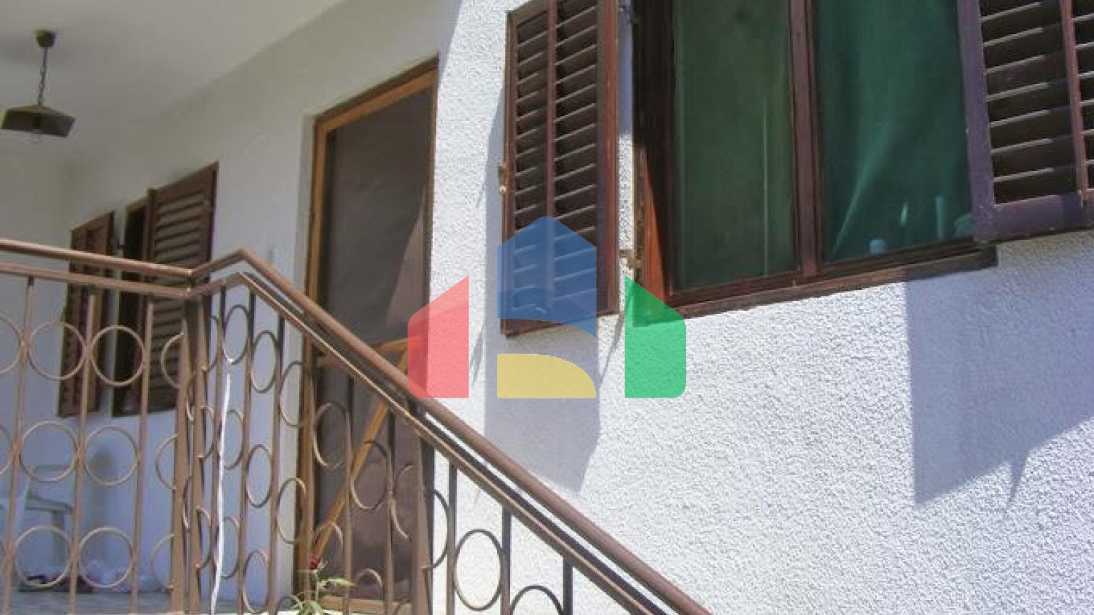 Два легальных дома в Шушани