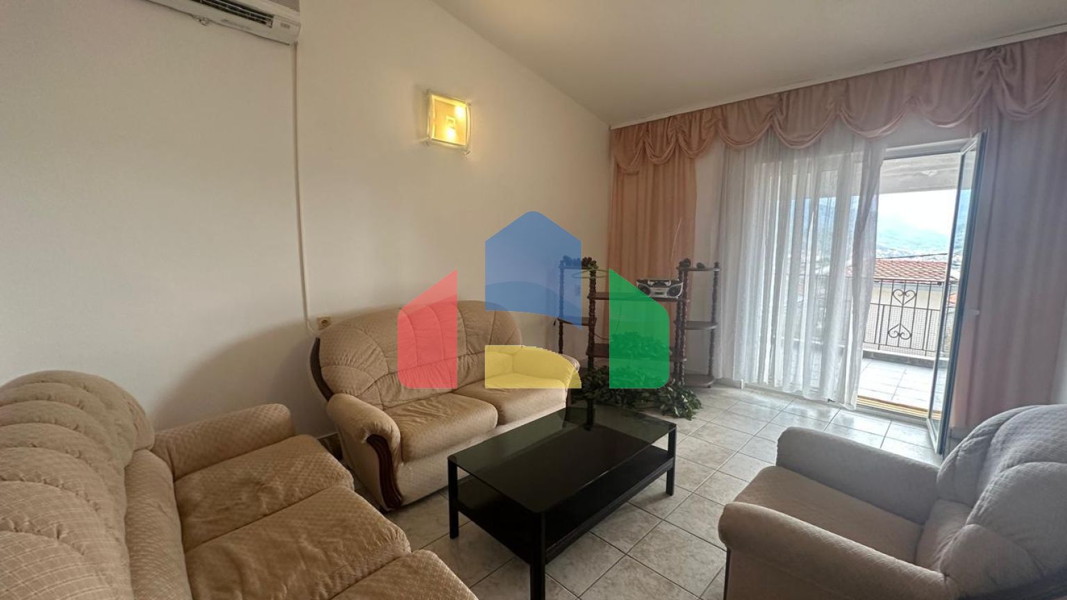 Небольшой легальный дом с участком и парковкой в Баре