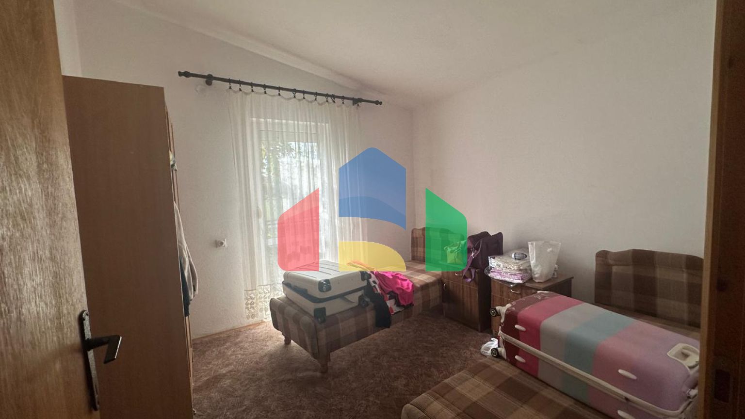 Небольшой легальный дом с участком и парковкой в Баре