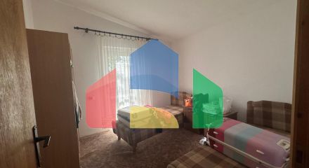 Небольшой легальный дом с участком и парковкой в Баре