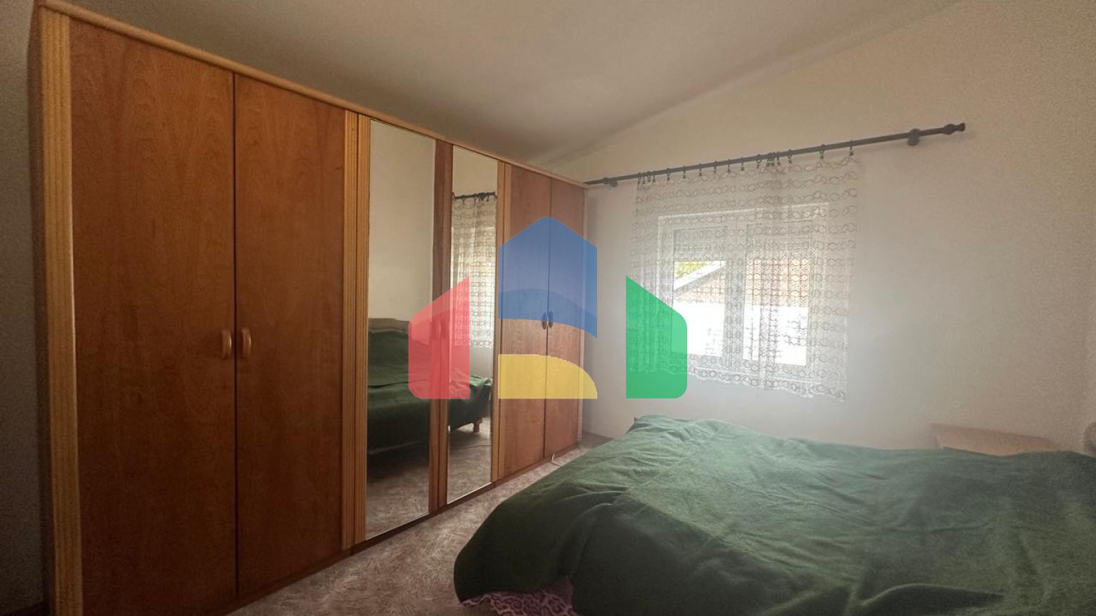 Небольшой легальный дом с участком и парковкой в Баре