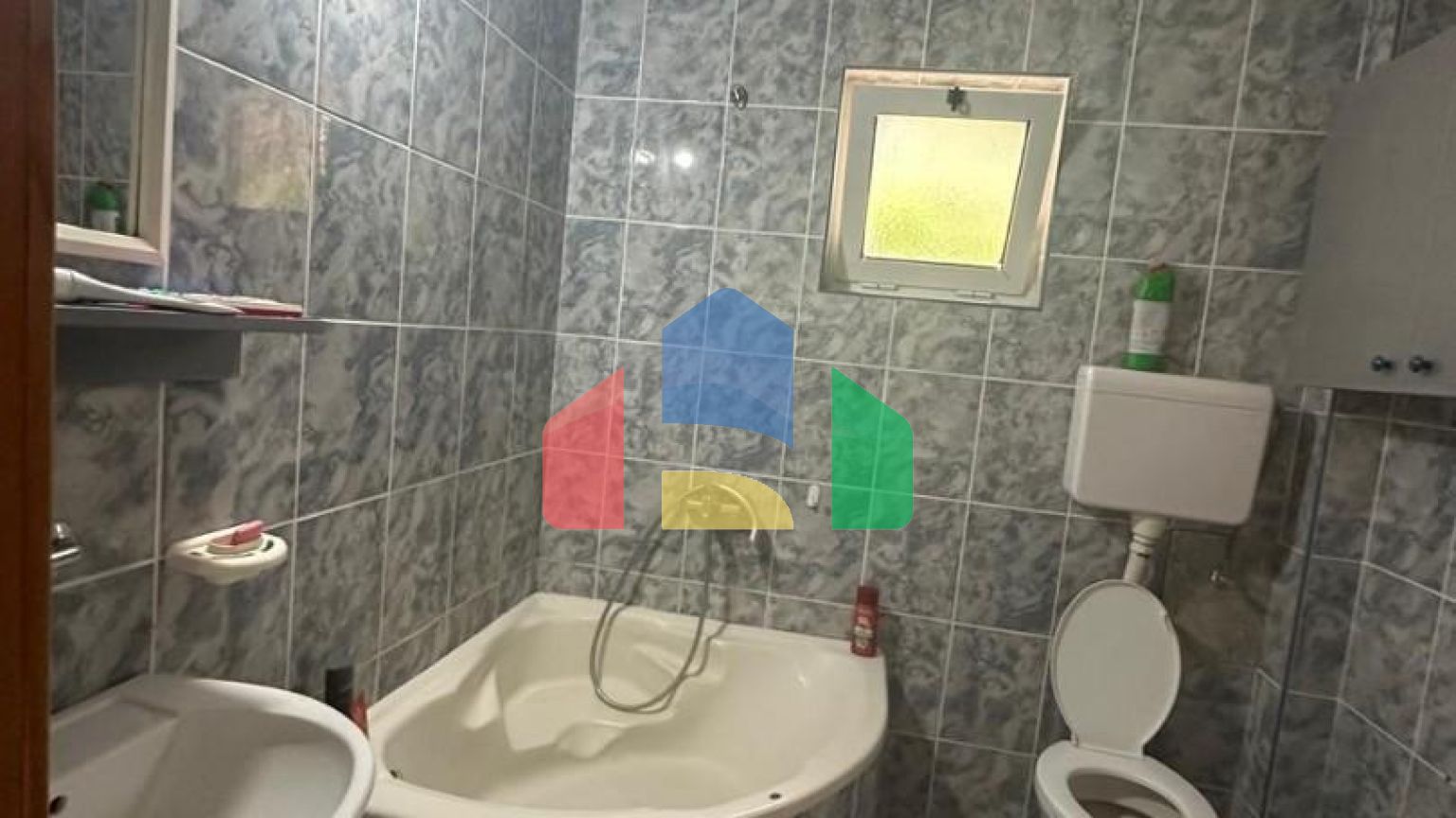 Небольшой легальный дом с участком и парковкой в Баре