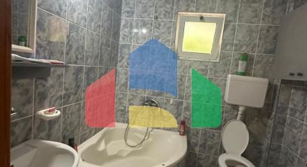 Небольшой легальный дом с участком и парковкой в Баре