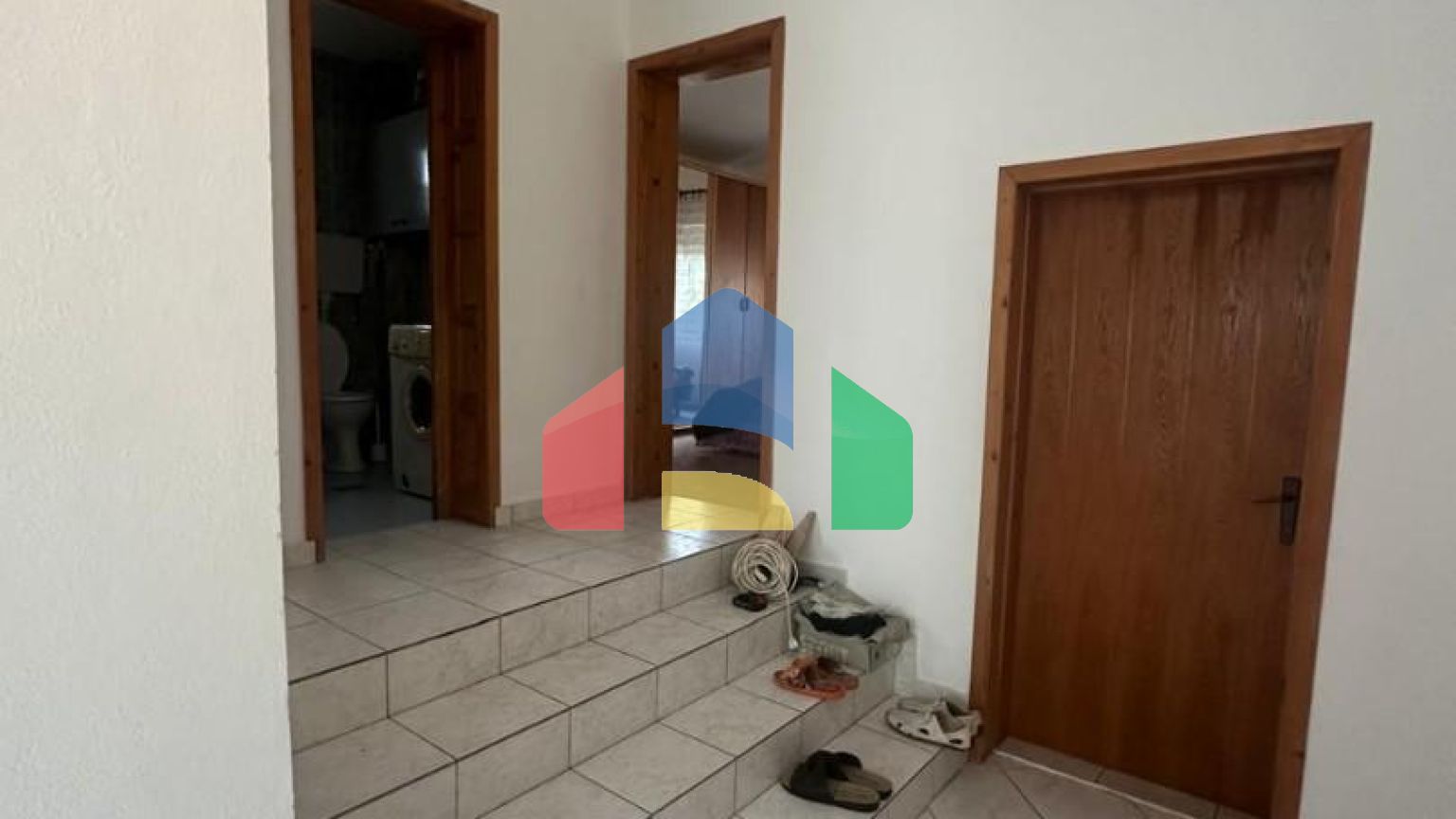 Небольшой легальный дом с участком и парковкой в Баре