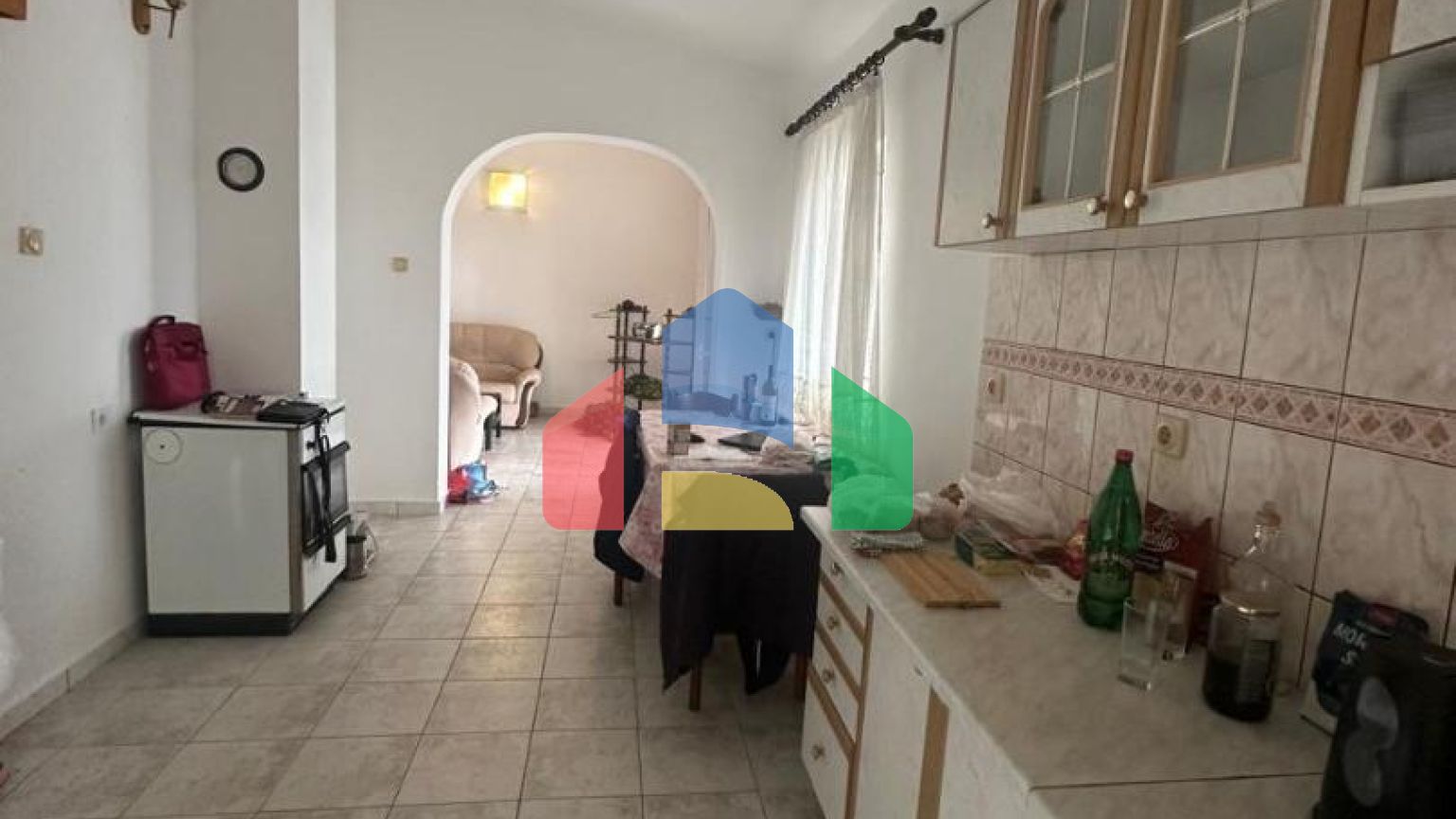 Небольшой легальный дом с участком и парковкой в Баре