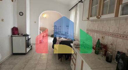 Небольшой легальный дом с участком и парковкой в Баре