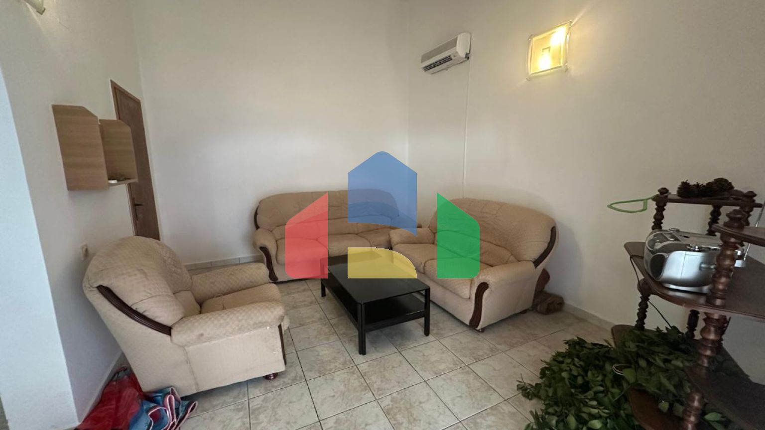 Небольшой легальный дом с участком и парковкой в Баре