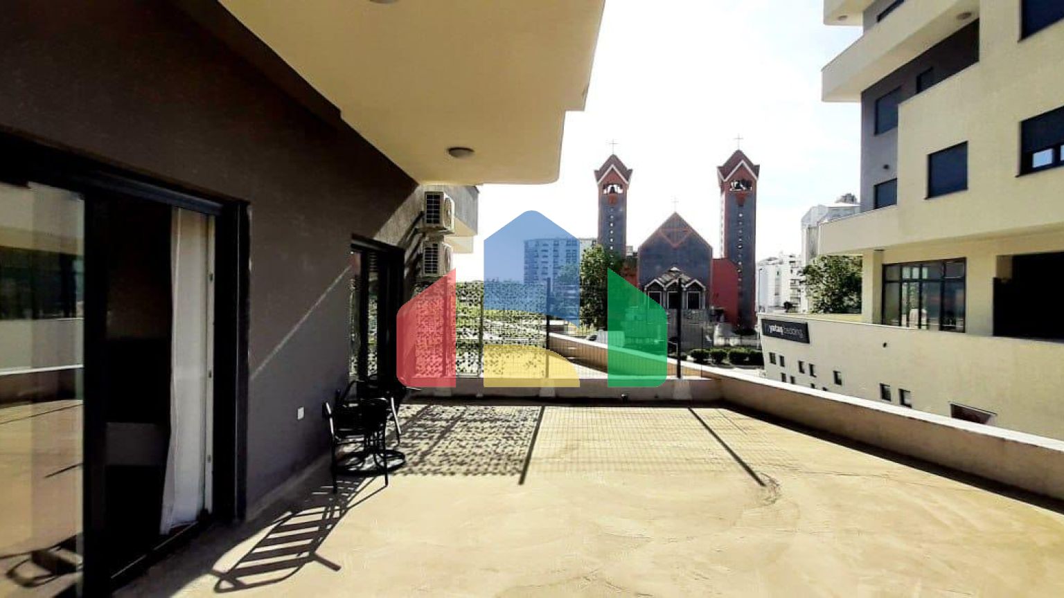 Бар. Центр. Жилой комплекс Twin House