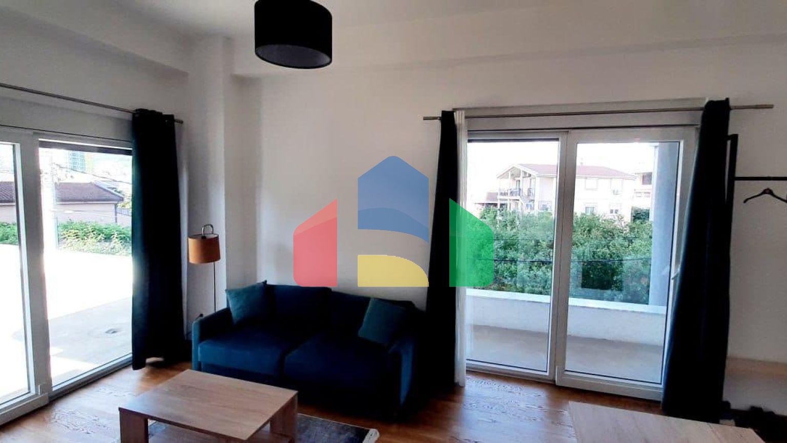 Бар. Центр. Жилой комплекс Twin House