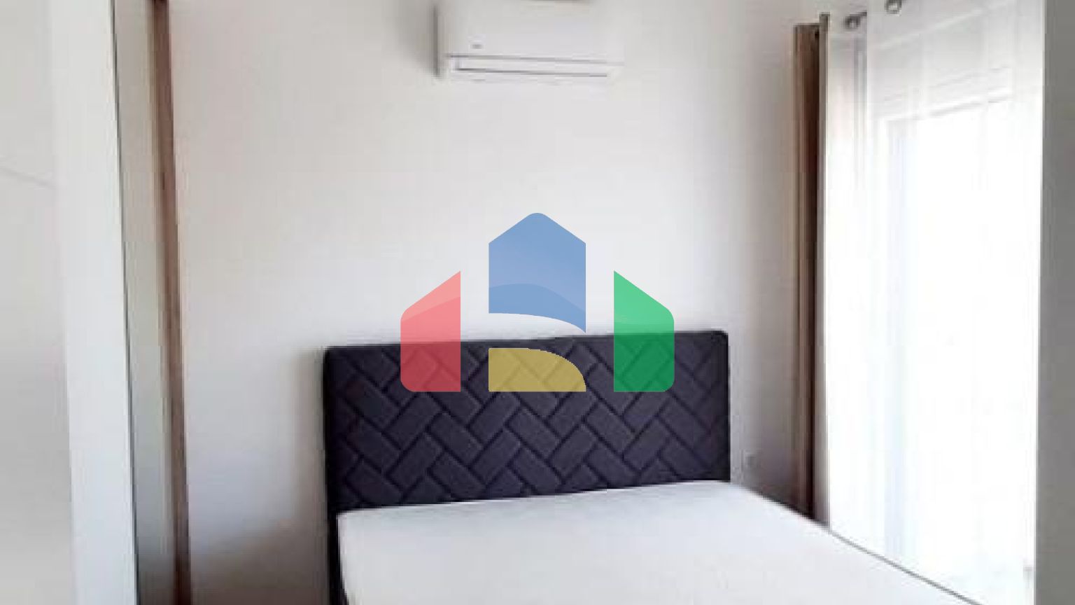 Бар. Центр. Жилой комплекс Twin House