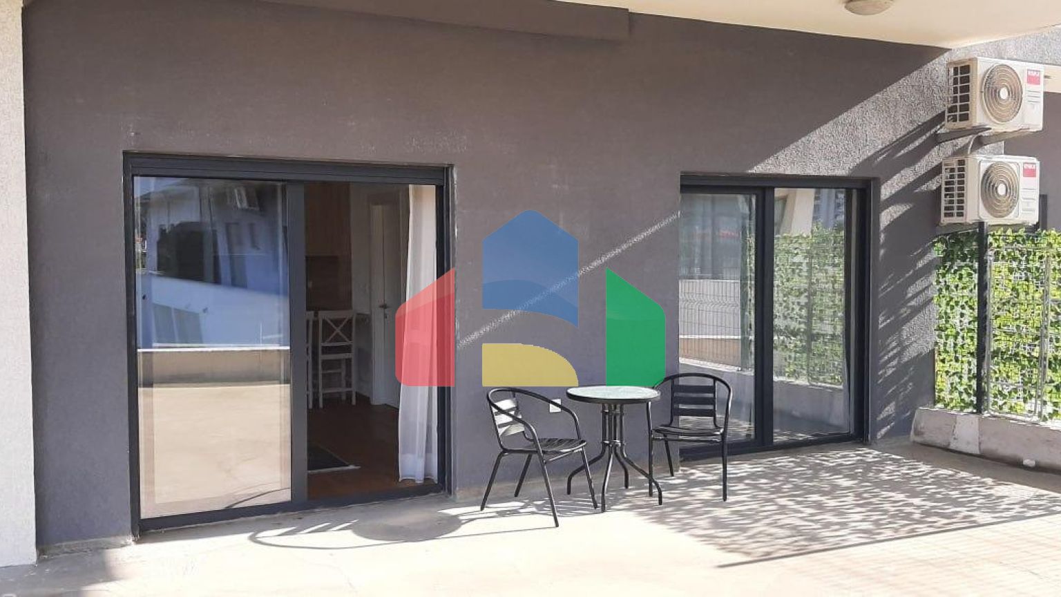 Бар. Центр. Жилой комплекс Twin House