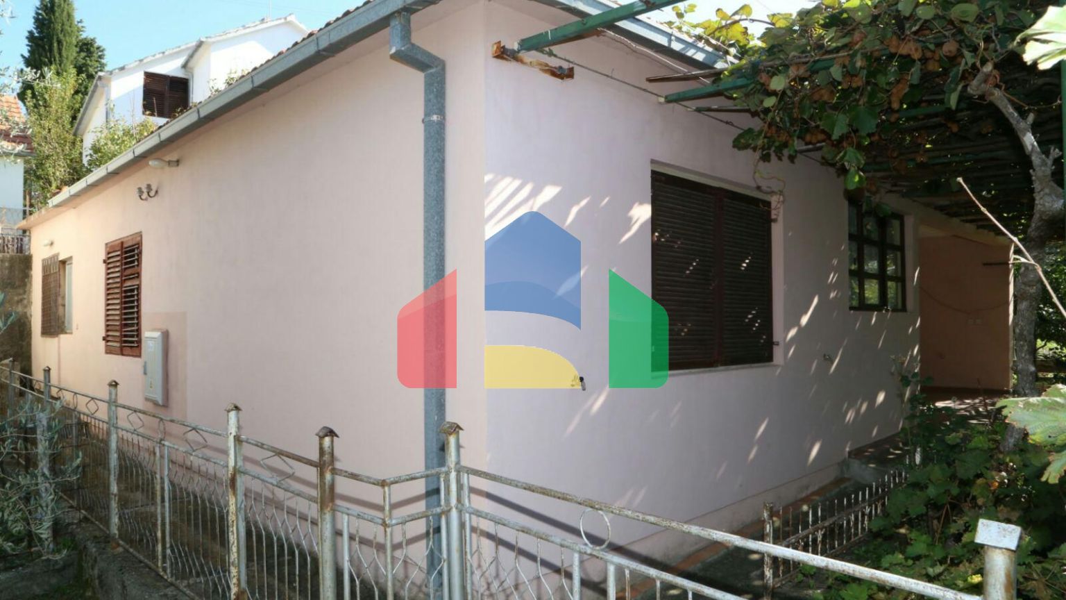 Продаётся семейный дом в Баре, посёлок Белиши.