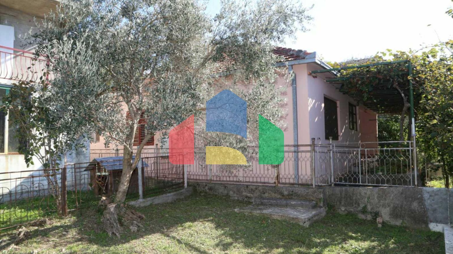 Продаётся семейный дом в Баре, посёлок Белиши.