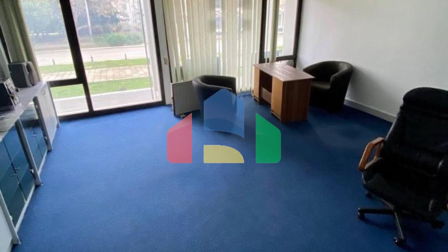 Офисное помещение расположено в центре Бара, напротив торгового центра Royal.