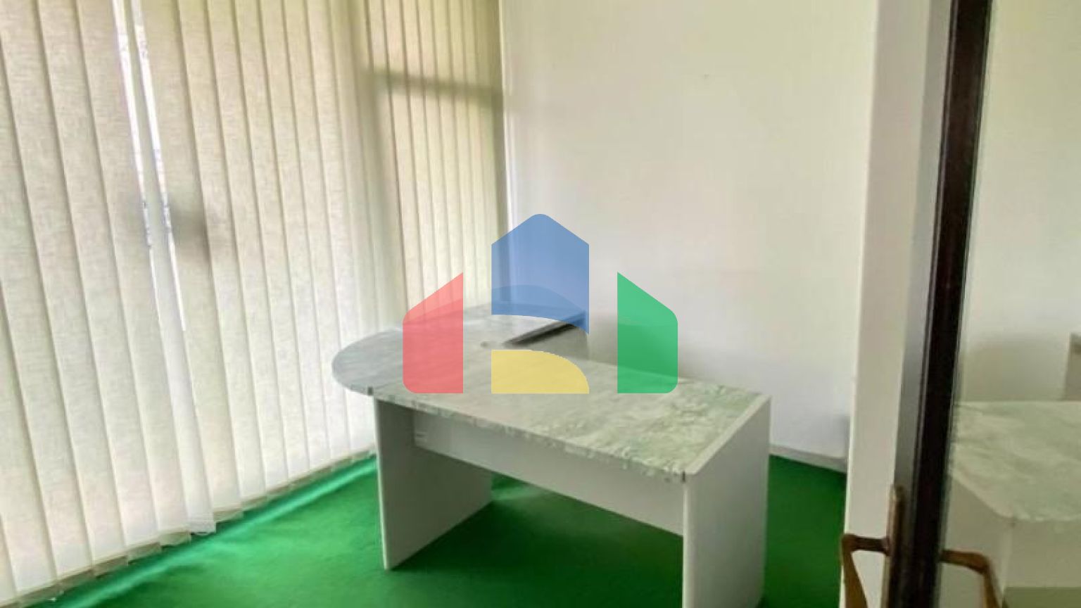 Офисное помещение расположено в центре Бара, напротив торгового центра Royal.